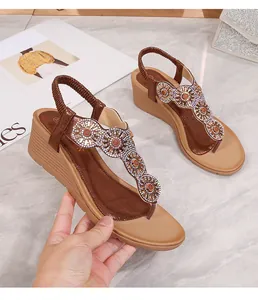Dettagli dei sandali bohémien con zeppa con perline di strass e cinturino elastico sul retro