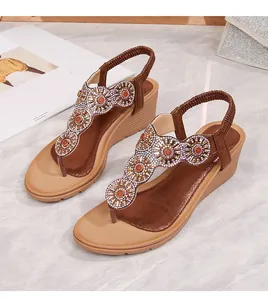 Dettagli dei sandali bohémien con zeppa con fibbia in strass a girasole e cinturino elastico