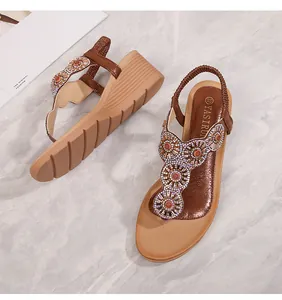 Dettaglio di sandali con zeppa boho con perline di paillettes a girasole e cinturini