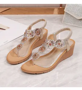 Dettaglio di sandali con zeppa boho con strass a girasole e suola effetto legno