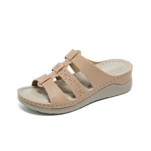 Elegante kaki dames sandalen met sleehak en decoratieve opengewerkte bandjes en zachte zool