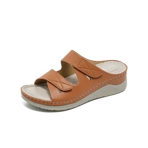 Sandalias de cuña de cuero marrón para mujer con correas de punto de cruz y suelas gruesas