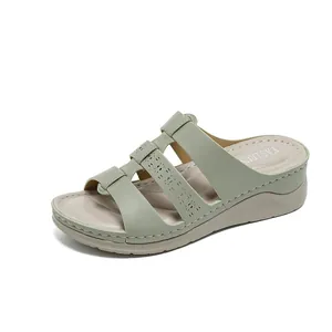 Dames wedge sandalen in lichtgroen met lasergesneden bandjes op een witte achtergrond
