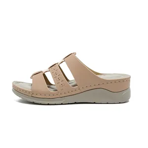 Elegante dames sandalen met sleehak in nude kleur met lasergesneden patronen en gestikte zool