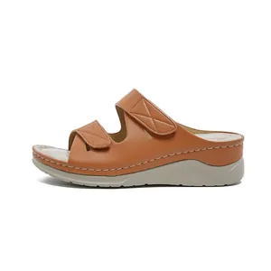 Sandalias de cuña marrones para mujer con tiras dobles y costuras decorativas en X