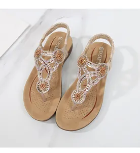 Λεπτομερής κάτοψη boho φλατ σανδάλι με στρας λουλούδια και διακόσμηση με χάντρες
