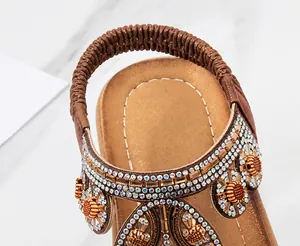 Detailansicht der Boho-Sandalen mit Strassbesatz und komfortabler PU-Polsterung am Fußbett