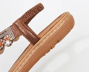 Detailansicht der Boho-Sandalen mit Strasssteinen, 2,5 cm Sohle und elastischem Fersenriemen