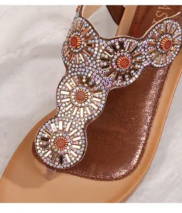 Vista macro del sandalo con zeppa boho con fiori di cristallo e plantare metallico
