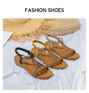 Boho-Sandalen für Damen mit bunten Perlen und Blumenakzenten auf dem T-Riemen