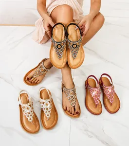 Böhmische Zehentrenner-Sandalen mit floralen Perlen und Pailletten in mehreren Farben