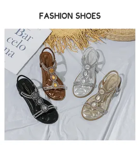 Auswahl an böhmischen flachen Sandalen mit Strassverzierung und Edelsteinakzenten