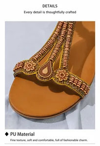 Detaillierte Nahaufnahme von Boho-Sandalen mit Perlenstickerei und PU-Material-Details