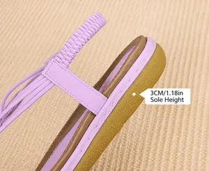 Détail de la semelle de 3 cm et des brides élastiques tressées violettes de la sandale