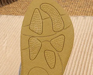 Vue macro de la semelle extérieure en TPR antidérapante avec motifs texturés pour sandales