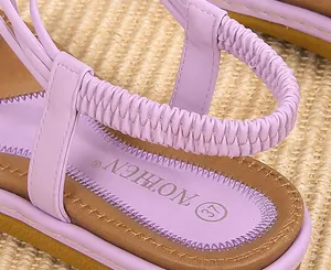 Détail d'une sandale violet clair avec bride de talon élastique pour un enfilage facile