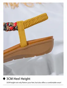 Detailansicht der 3cm Absatzhöhe und bunte Webriemen mit funkelnden goldenen Strasssteinen