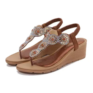 Sandali con zeppa bohémien da donna con strass scintillanti e design floreale a T-strap