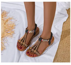 Detailansicht der Boho-Keilsandalen mit T-Riemen, Perlen und Ethno-Strassverzierung
