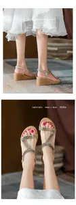 Dettaglio dei sandali con zeppa color champagne con motivi floreali in strass lucidi