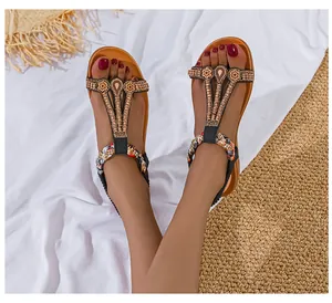 Details von böhmischen flachen Sandalen mit Ethno-Perlenstickerei und Gummizug
