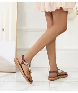 Detailansicht der flachen Boho-Sandalen mit Strasssteinen und elastischem Fersenriemen