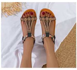 Detail von Boho-Sandalen mit aufwendiger Perlenstickerei und gewebten Knöchelriemen