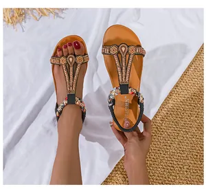 Details von böhmischen Sommersandalen mit Vintage-Blumenperlen und elastischem Knöchelriemen