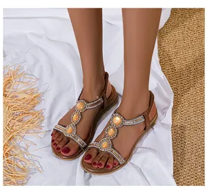 Detailansicht der flachen Sandalen im Boho-Stil mit Bernsteinsteinen und Glitzer-Strasssteinen