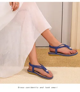 Détail de sandales tressées bohèmes bleu marine avec boucles argentées élégantes