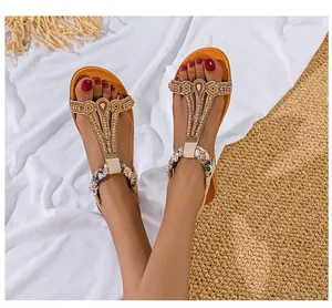 Details von böhmischen flachen Sandalen mit Perlenstickerei und elastischem Webarmband