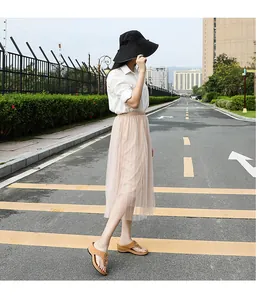 Look extérieur avec chemise blanche à manches courtes et jupe longue en tulle abricot