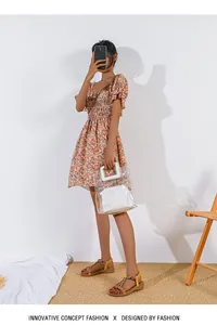 Details von gewebten Sandalen im Boho-Stil mit elastischen Bändern und gelben Komfortsohlen