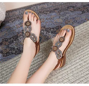 Details von böhmischen flachen Sandalen mit Strass-Blumenmuster und elastischem Fersenriemen