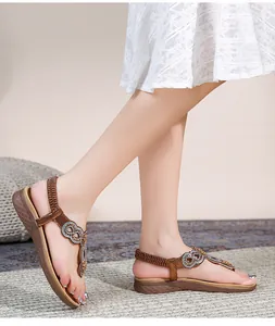 Detail von böhmischen flachen Sandalen mit funkelnden Strasskreisen und elastischem Fersenriemen
