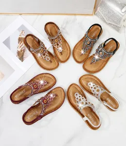 Details von böhmischen flachen Sandalen mit glitzernden Strasssteinen und bunten Perlen