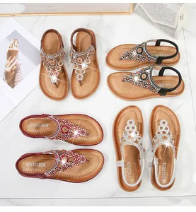 Draufsicht auf böhmische flache Sandalen mit aufwendiger Perlenstickerei und Strass