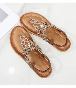 Detail von böhmischen T-Steg Sandalen mit Strassblume und elastischem Fersenriemen