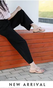 Außenaufnahme von beigen Plateau-Sandalen mit Kreuzriemen und Schnallen für Damen