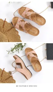 Detail von rosa Strass-Sandalen mit Herzdekor aus Metall und Kreuzriemen-Design
