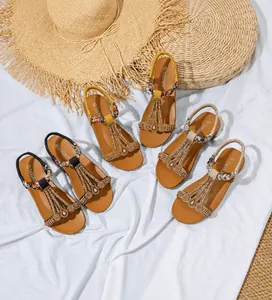 Detail von böhmischen flachen Sandalen mit Perlenstickerei und elastischen Riemen auf Tuch