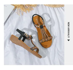 Nahaufnahme von Bohemian Sandalen mit bunten Perlen, Blumenmustern und elastischem Fersenriemen