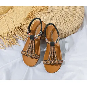Detail von böhmischen flachen Sandalen mit Goldperlen, Blumenpailletten und Gummizug