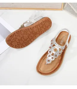 Detailansicht der Bohemian Sandalen mit glitzernden Strassblumen und elastischem Fersenband