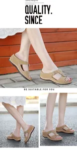 Detailansicht der khakifarbenen Keilsandalen mit Strass-Kreuzriemen und Metallschnalle