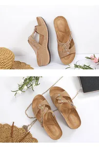 Detailansicht der Boho-Stras-Sandalen mit Kreuzriemen und geprägtem YASIRU-Logo