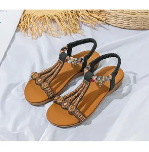 Detail von Boho-Flach-Sandalen mit ethnischen Perlenstickereien und Blumenmustern