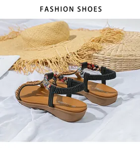 Details von böhmischen Keilsandalen mit bunten Perlen und elastischen Riemen für den Urlaub