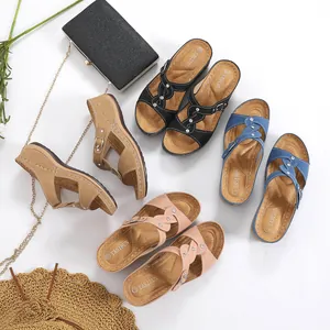 Flache Ansicht von Strass-Sandalen in Khaki, Schwarz, Blau und Rosa mit Sommer-Accessoires