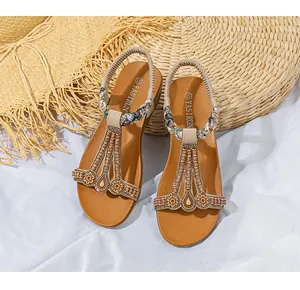 Details flacher Bohemian-Sandalen mit goldenen Pailletten und elastischem Fersenband